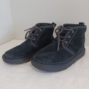 UGG kid's Neumel chukka black Suede Boots lace-up size 2